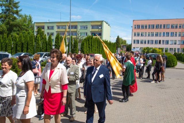 Przemarsz uczestników Jubileuszu Szkoły